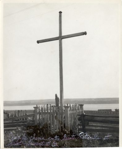 Sainte-Pétronille-de-l’Île-d’Orléans et Saint-Laurent-de-l’Île-d’Orléans : Croix de chemin entre les deux