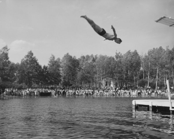 André Bédard fait un plongeon lors de la démonstration de natation de la Croix-Rouge. Lac Etchemin