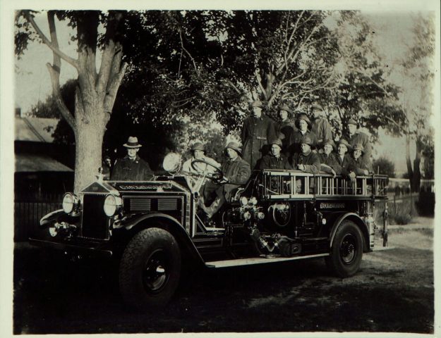 Pompiers de Buckingham devant et dans un camion à incendie