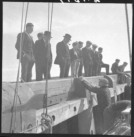 Quelques pêcheurs sur le quai à Havre-Saint-Pierre, comté de Saguenay
