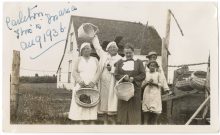 Groupe de femmes devant une maison à Maria, en Gaspésie