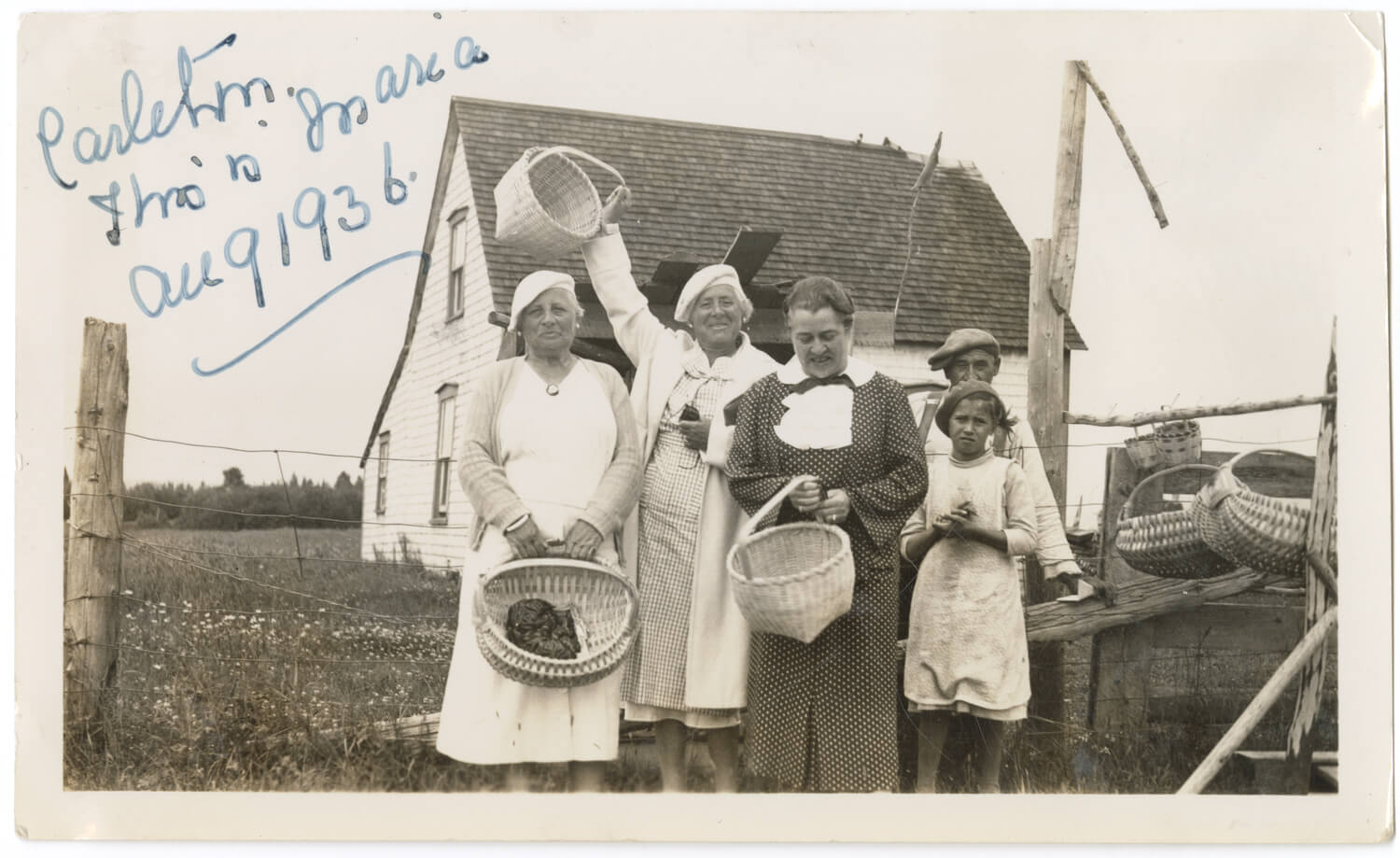 Groupe de femmes devant une maison à Maria, en Gaspésie
