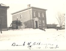 Banque d'Ottawa et bureaux de la compagnie W.C. Edwards à Rivière-Désert près de Maniwaki