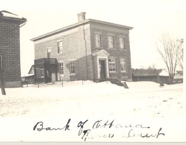 Banque d’Ottawa et bureaux de la compagnie W.C. Edwards à Rivière-Désert près de Maniwaki